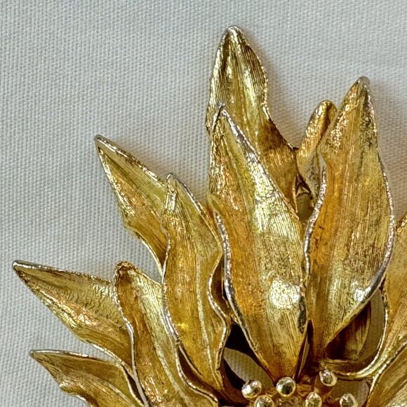 Vintage Gold Coloured Chrysanthemum Pin w Pearl Flower Brooch Heavier Detailed - Picture 3 of 5